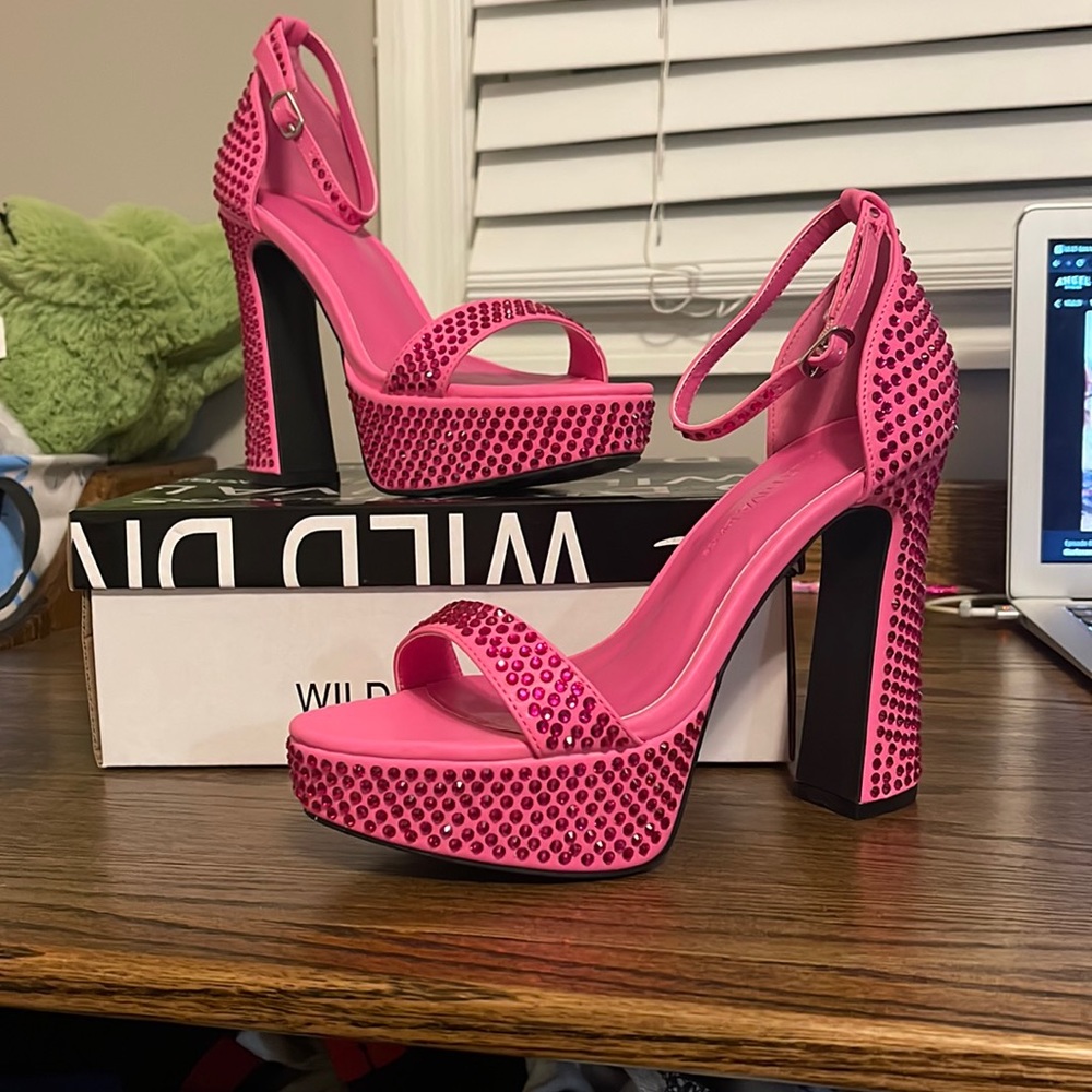 Fuchsia size 7 heels